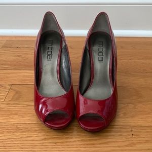 Moda spana red patent leather peep toe heels